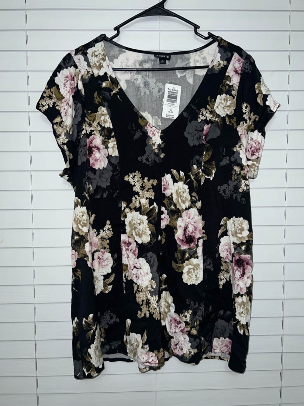 Torrid Black Floral V-Neck Short Sleeve Blouse - Size 2 - NWT
